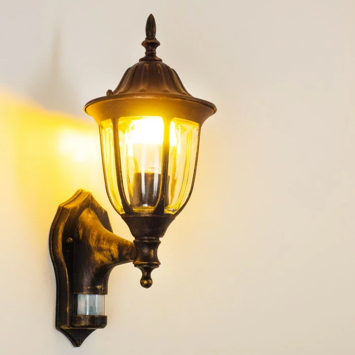 Hofstein Außenwandleuchte Ribadeo Schwarz-Gold, 1-flammig, Bewegungsmelder 4 Hofstein Außenwandleuchte Ribadeo Schwarz-Gold, 1-flammig, Bewegungsmelder – Bild 4