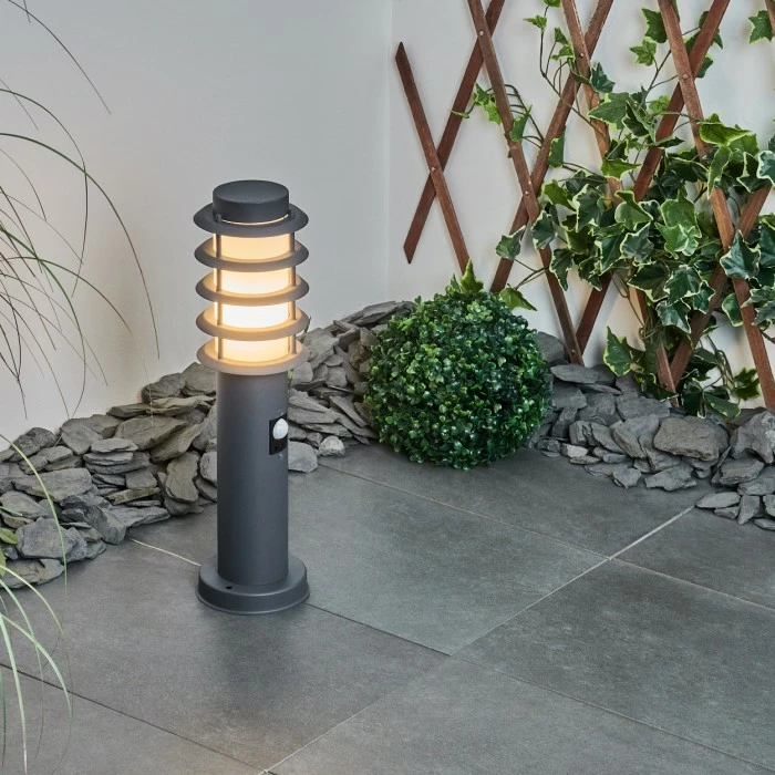 Hofstein Tunes Sockelleuchte Anthrazit, 1-flammig, Bewegungsmelder 2 Hofstein Tunes Sockelleuchte Anthrazit, 1-flammig, Bewegungsmelder – Bild 2